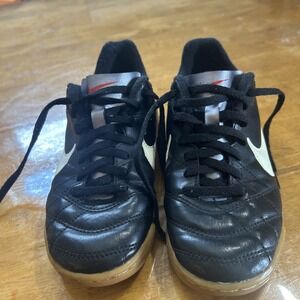 Nike Jr. Tiempo Natural IV IC Indoor Soccer Shoes Black/White - Size 2Y